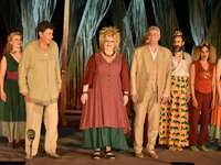 Ο Γιάννης Μπέζος σκηνοθετεί και παίζει τ...