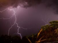 Κεραυνός βύθισε στο σκοτάδι πολλές περιο...