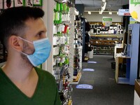 Που είναι υποχρεωτική η μάσκα από τη Δευ...