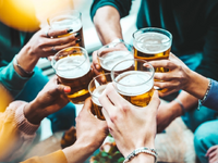 Τζογάρουν, καπνίζουν και πίνουν αλκοόλ ο...