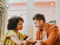 Situationship: Γιατί κολλάμε σε «περίπου...