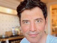 Σάκης Ρουβάς: Μας δείχνει τα πασχαλινά α...