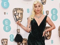 Gaga x 2: Υπέταξε το red carpet των Baft...