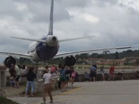 Σκιάθος: Αεροπλάνο απογειώνεται και «σηκ...