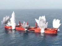 Ερυθρά Θάλασσα: Η στιγμή της επίθεσης στ...