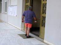 Με το... μαγιό στην κάλπη - Ψηφίζουν και...