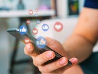 Υπάρχει ζωή μετά τα social media; Τι λέν...