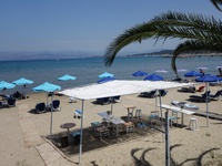 Χωρίς ξαπλώστρες, ομπρέλες και τραπεζάκι...