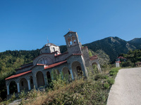 Ροπωτό Τρικάλων: Η εκκλησία που γέρνει π...