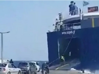 Αλόννησος: Η στιγμή που κάβος πλοίου σπά...