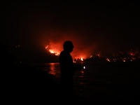 Κρίσιμη νύχτα στην Εύβοια: Ο ουρανός «κό...