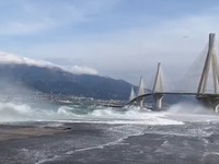 Βγήκε η θάλασσα έξω στο Αντίρριο- Κλειστ...