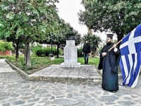 Ο ιερέας που ηγήθηκε της "παρέλασης...