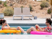 Το φιλμ «Palm Springs» σπάει το ρεκόρ πώ...