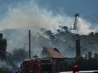 Μεγάλη φωτιά στο Κορωπί: Κορωπί: Εκκενώθ...
