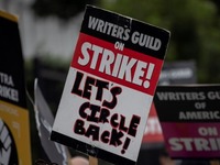 Στο Χόλιγουντ, οι σεναριογράφοι μπορούν ...