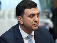 Ο Κ. Μητσοτάκης αποψίλωσε τον Βασίλη Κικ...