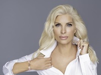 Η Ελένη Μενεγάκη με το νέο ροζ βραχιολάκ...