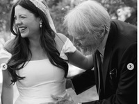 Ο Κλιντ Ίστγουντ συνόδευσε τη μικρότερη ...