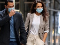 BeautySpy: Η Κέιτι Χολμς φόρεσε το σακάκ...