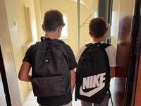 Αλ. Τσίπρας: Οι γιοι του με τα σακίδια σ...