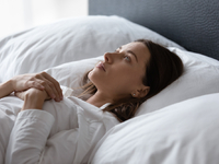 Υπνική παράλυση: Τι είναι και πώς συνδέε...