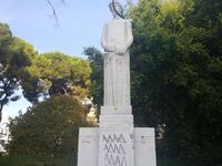 Πάτρα: Κρέμασαν σαμπρέλα και έγραψαν συν...