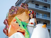 Πατρινό Καρναβάλι: Η βασίλισσα χάρισε χα...