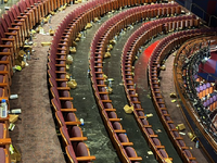 Γεμάτη σκουπίδια η αίθουσα τελετής των Ό...