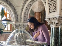 Η Νίκη Κεραμέως προσκύνησε την Τιμία Κάρ...