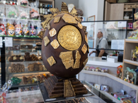 Αβγά-γίγας με τον Ακύλα και λαμπάδες Φρίντα Κάλο