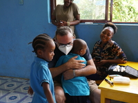 Ο πατρινός παιδίατρος που εξετάζει παιδι...