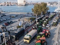 Μπλόκα αγροτών: Έφτασαν τα πρώτα τρακτέρ...