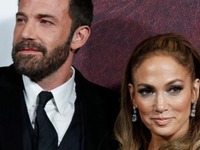 Λόπεζ  και Άφλεκ παρέστησαν στην επίδειξ...