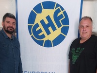 Η σημαία της Ευρωπαϊκής ομοσπονδίας χειρ...