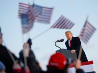 Τραμπ: Θα επιστρέψω με τον έναν ή τον άλ...