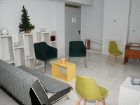 Άστεγος άνδρας τυλιγμένος με κουβέρτες σ...