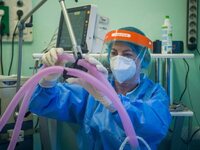 Γιατρός που ανέλαβε ασθενείς με τη μετάλ...