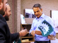 Ο Κυριάκος Μητσοτάκης ανεμίζει τη σημαία...