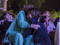 Η Γιάννα Αγγελοπούλου Δασκαλάκη αγκάλιασ...