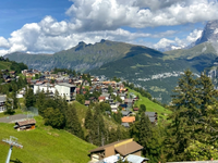 Το απομονωμένο χωριό των Άλπεων που συνδ...