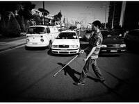 Περπατώντας με το λευκό μπαστούνι