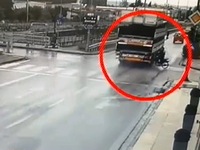 Πάτρα: «Καρφώθηκε» στην νταλίκα ο δικυκλ...