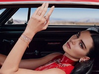 Jewelry trends: Γιατί λάμπει τόσο η Κέντ...