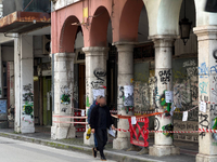 Πάτρα: Οι πεζοί περπατούν στο δρόμο στην...