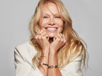 Pandora girl η Πάμελα Αντερσον: «Αγόρασα...