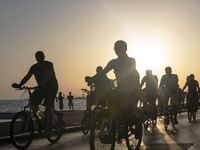 Πιάστηκαν στα χέρια ποδηλάτες και δικυκλ...