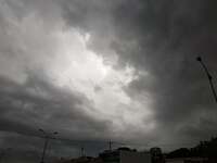 Άνοιξαν οι ουρανοί στην Πάτρα - Σε ετοιμ...