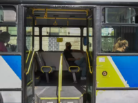 Πανικός σε λεωφορείο: Έπεσε οροφή ενώ βρ...