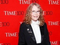 Η «αειθαλής» Μία Φάροου επιστρέφει με πρ...